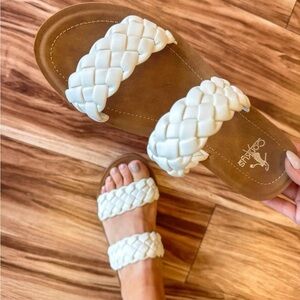 Corky’s Wind It Up in White